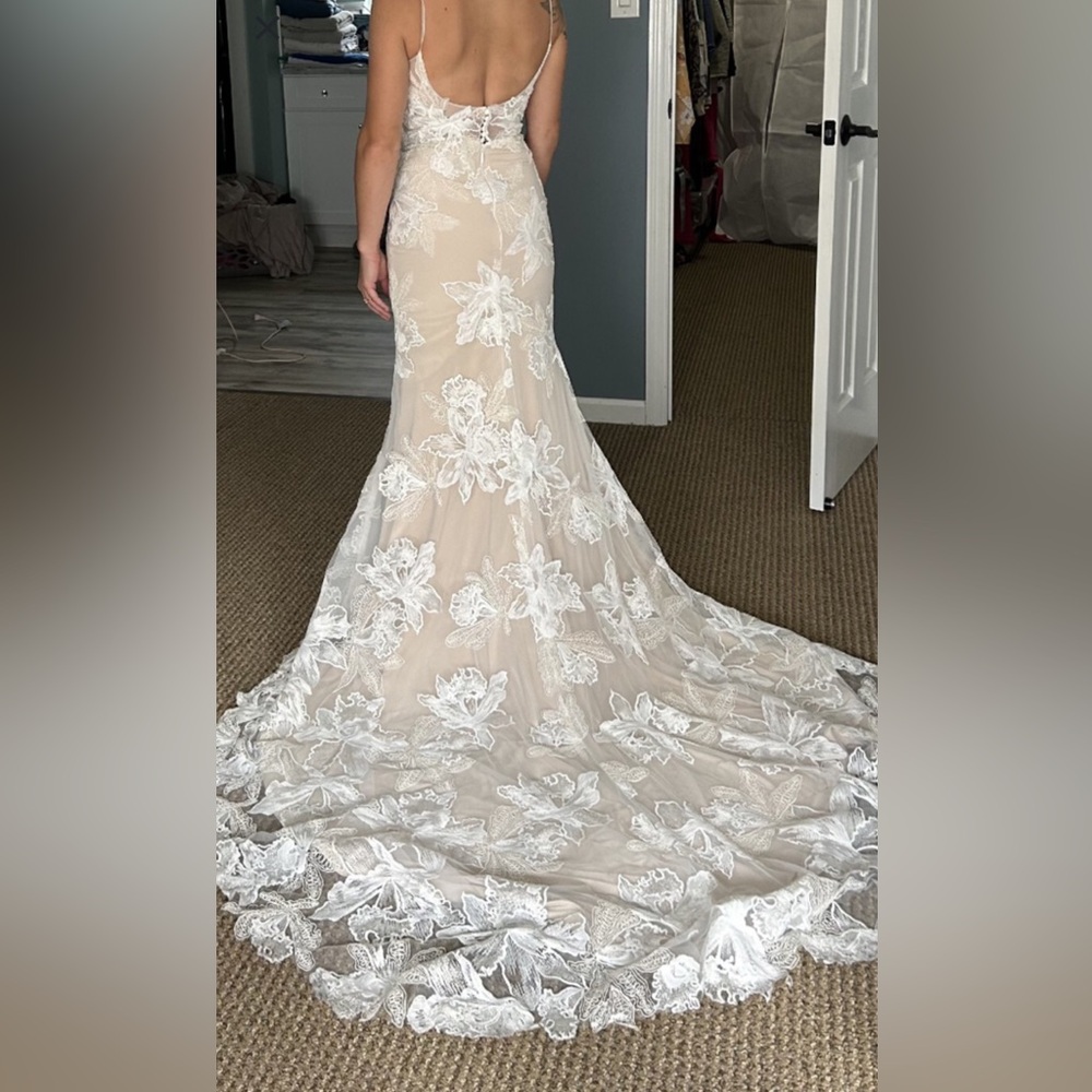 Elegant Lace Wedding Dress in Cream